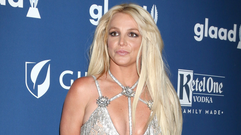 Britney Spears pose sur le tapis rouge