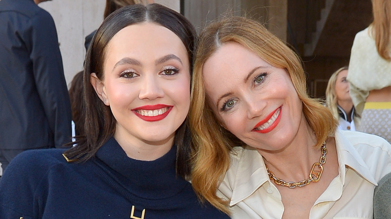 Leslie Mann et Iris Apatow posent au défilé croisière 2023 de Louis Vuitton