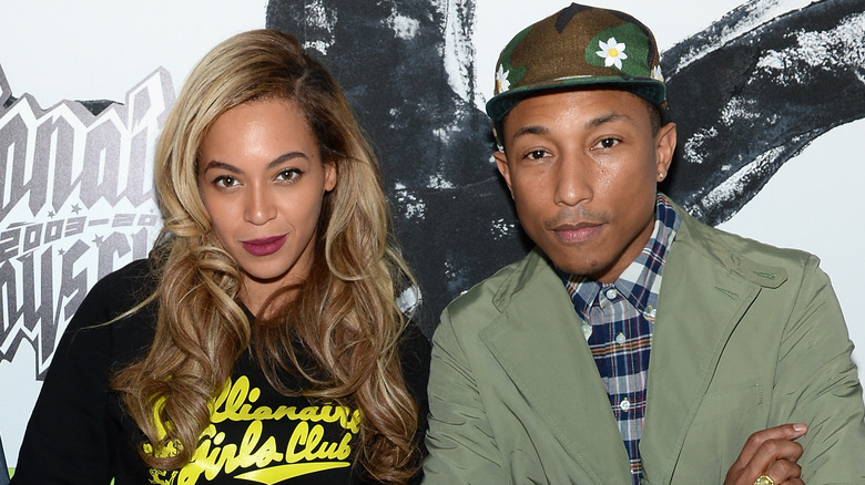 Beyonce et Pharrell regardent devant