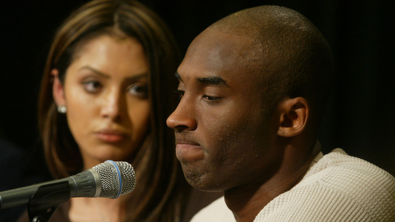 Vanessa et Kobe Bryant lors d'une conférence de presse