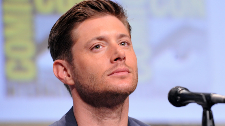 Jensen Ackles assis et regardant au loin