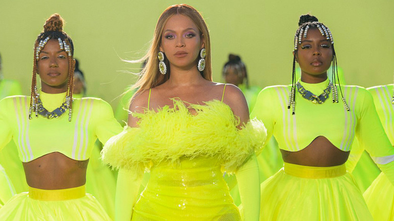 Beyoncé sur scène en robe verte à plumes