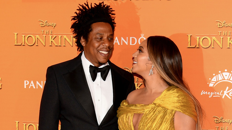 Beyoncé et Jay-Z se regardent sur le tapis rouge