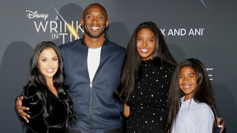 Vanessa, Kobe, Natalia et Gianna Bryant posent sur le tapis rouge