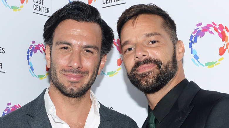 Jwan Yosef et Ricky Martin posant sur un tapis rouge en costume