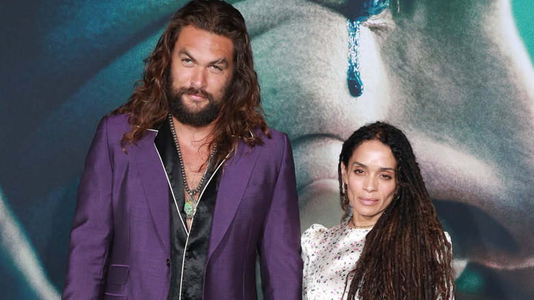 Jason Momoa et Lisa Bonet posant