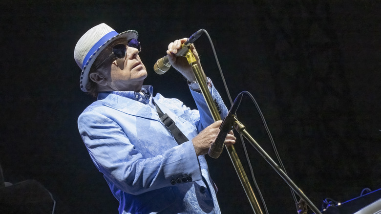 Van Morrison en train de jouer 