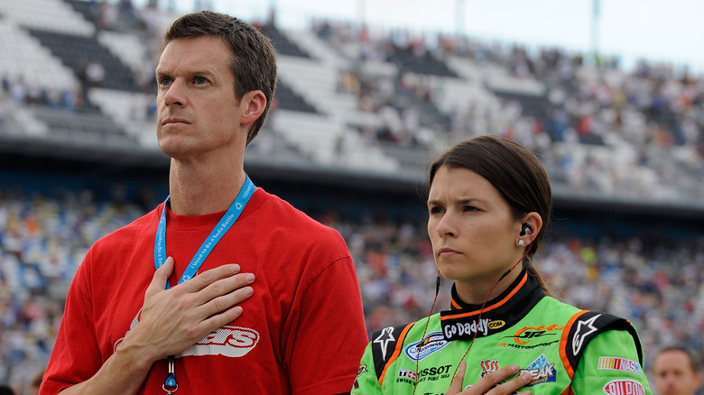 Danica Patrick et Paul Hospenthal pendant l'hymne national 