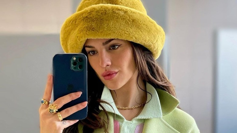 Eiza Gonzalez regarde son téléphone