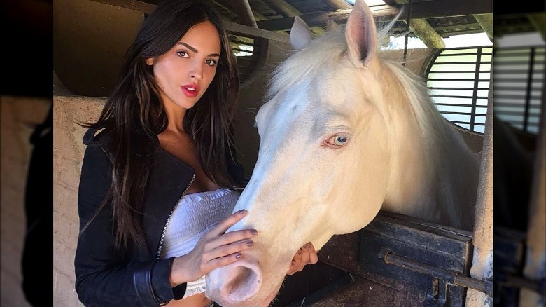 Eiza Gonzalez avec cheval blanc