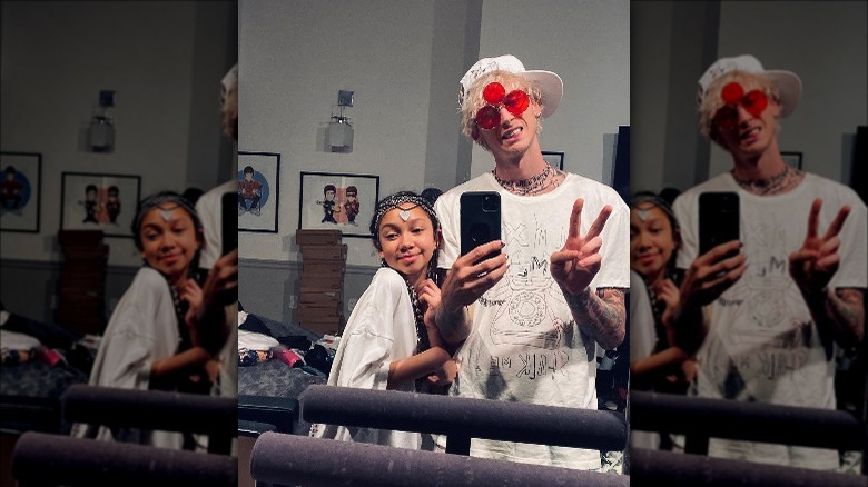 Machine Gun Kelly prend un selfie avec sa fille