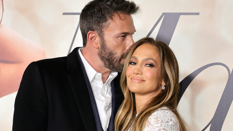 Ben Affleck embrasse la souriante Jennifer Lopez sur le tapis rouge 2022