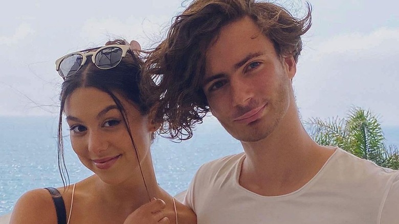 Kira Kosarin, Max Chester posant à l'extérieur