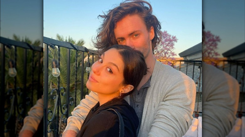 Max Chester avec le nez dans les cheveux de Kira Kosarin