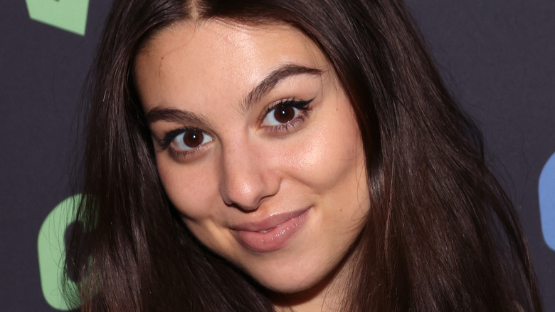 À l’intérieur de la relation réelle de Kira Kosarin