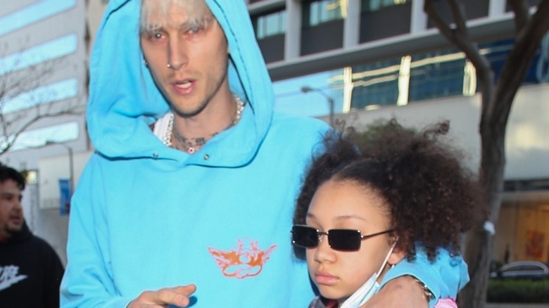 À l’intérieur du lien fort de Machine Gun Kelly avec sa fille Casie Colson Baker