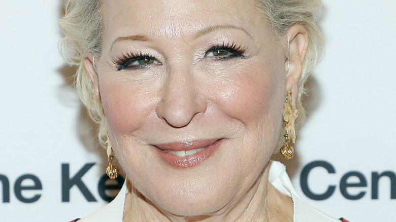 Bette Midler et Macy Gray font l’objet de vives critiques pour leurs commentaires sur le genre