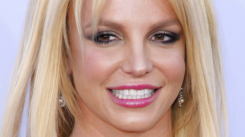 Combien de singles n ° 1 Britney Spears a-t-elle eu sur le Billboard Hot 100?