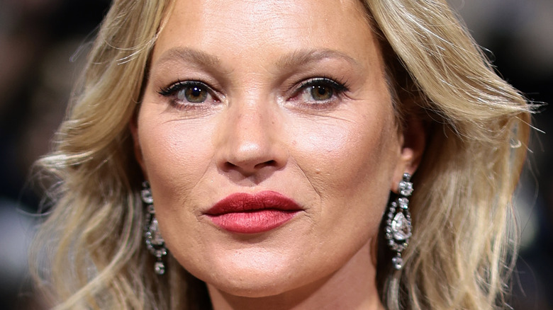 Kate Moss rompt son silence pour la première fois depuis son témoignage en faveur de l’ex Johnny Depp