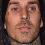 La santé de Travis Barker évoluerait dans la bonne direction après le diagnostic de pancréatite