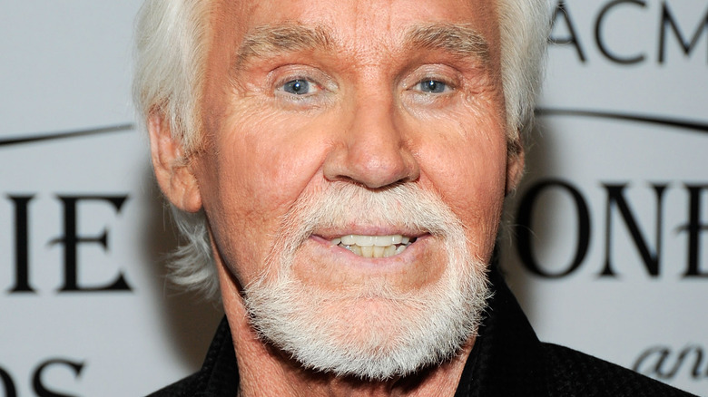 Pourquoi le premier mariage de Kenny Rogers a été condamné dès le début