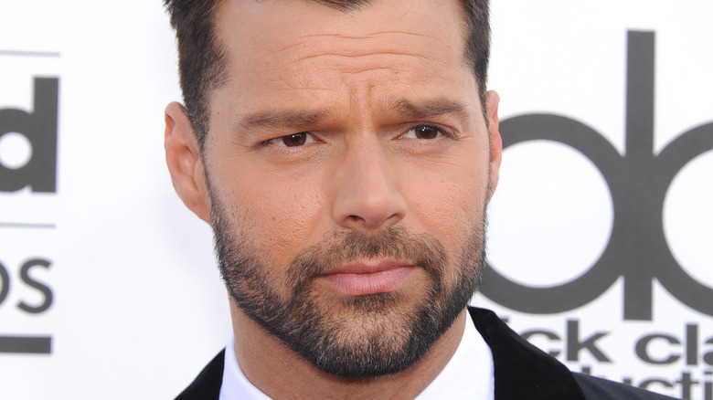 Ricky Martin fait face à une ordonnance d’interdiction de violence domestique dans une bataille juridique de plus en plus compliquée