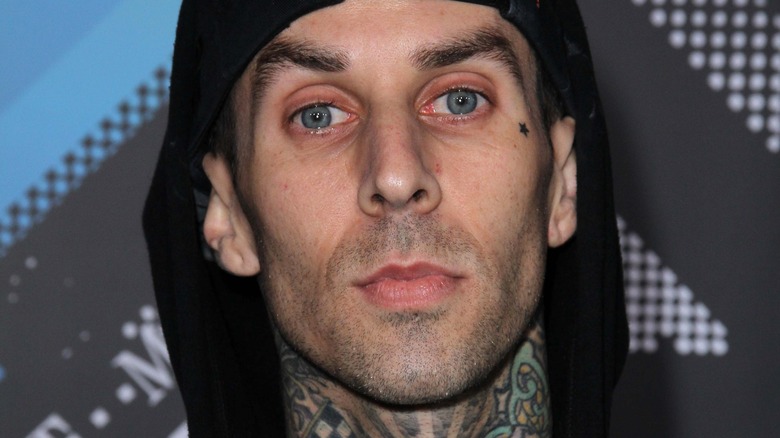 Travis Barker lance un retour musical après une grave crise de santé