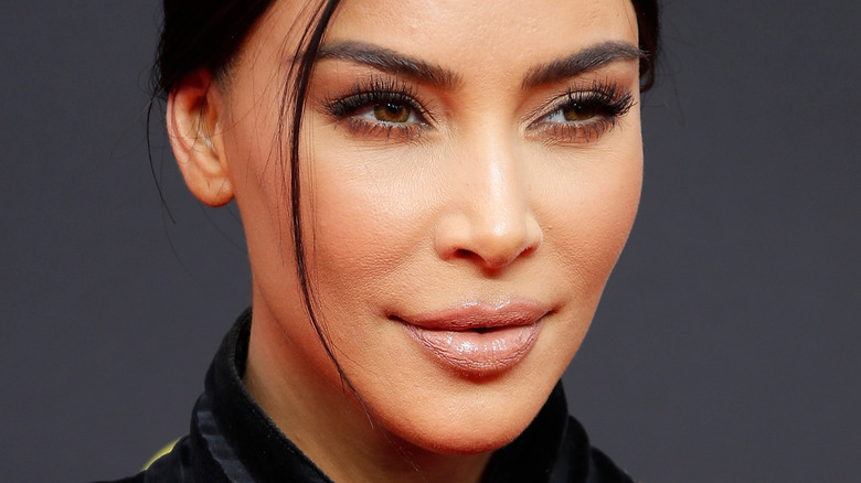 Un chirurgien plasticien révèle l’excuse possible de Kim Kardashian pour avoir nié avoir des produits de comblement du visage – Exclusif