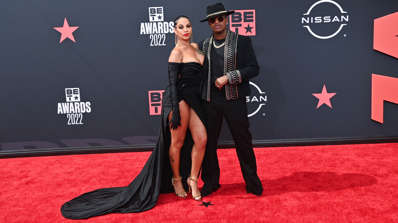 NE-YO et Crystal Smith sur le tapis rouge