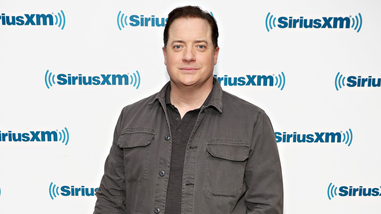 Brendan Fraser sourit lors de la visite des bureaux de SiriusXM