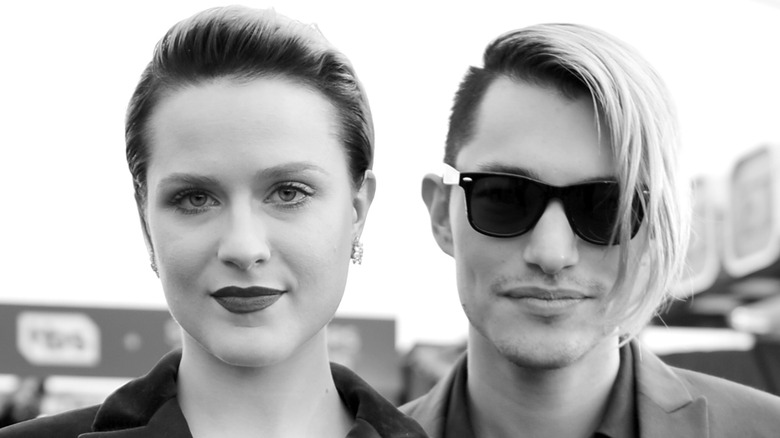 une photo en noir et blanc d'Evan Rachel Wood et Zach Villa