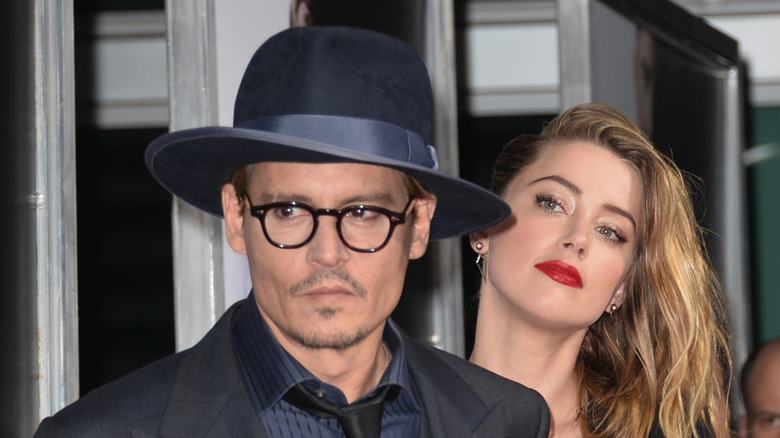 Amber a entendu marcher derrière Johnny Depp portant un chapeau noir