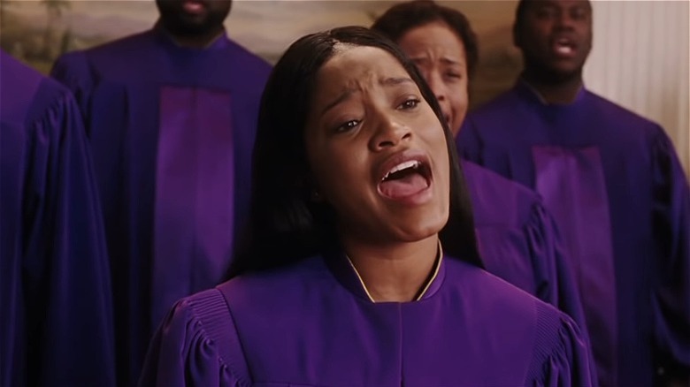 Keke Palmer dans une robe gospel violette, chantant