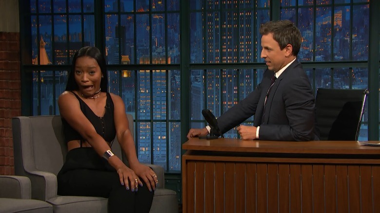 Keke Palmer fait une grimace en parlant à Seth Meyers