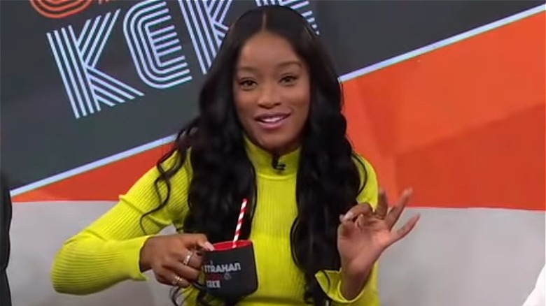 Keke Palmer tenant une tasse sur GMA3