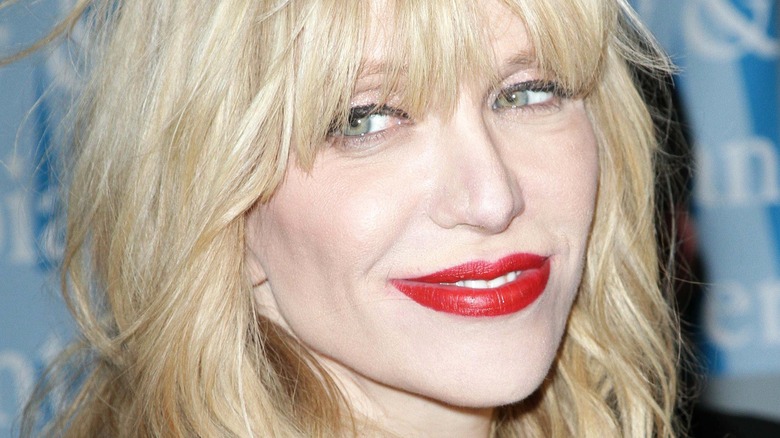 Courtney Love pose sur le tapis rouge