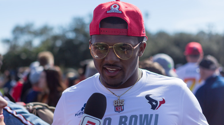 Deshaun Watson en bonnet rouge