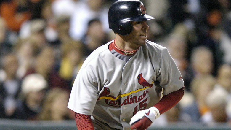 L'ancien joueur des Cardinals Jim Edmonds au bâton