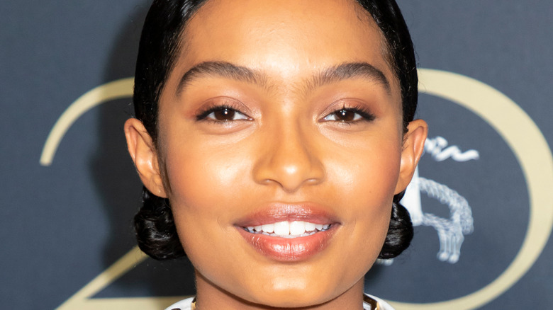 Yara Shahidi sourit