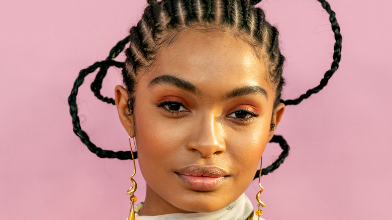 Yara Shahidi portant des tresses 