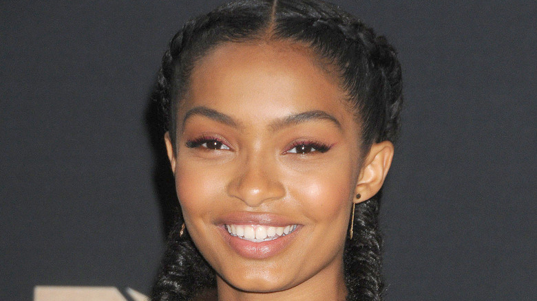 Yara Shahidi sourit