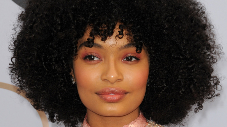 Yara Shahidi en fard à paupières rose