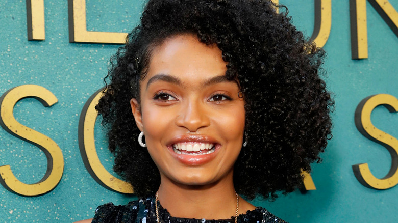 Yara Shahidi sourit