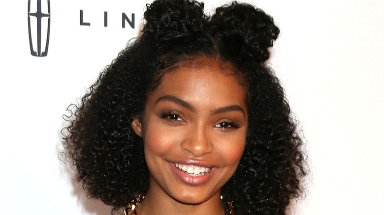 Yara Shahidi en collier en or