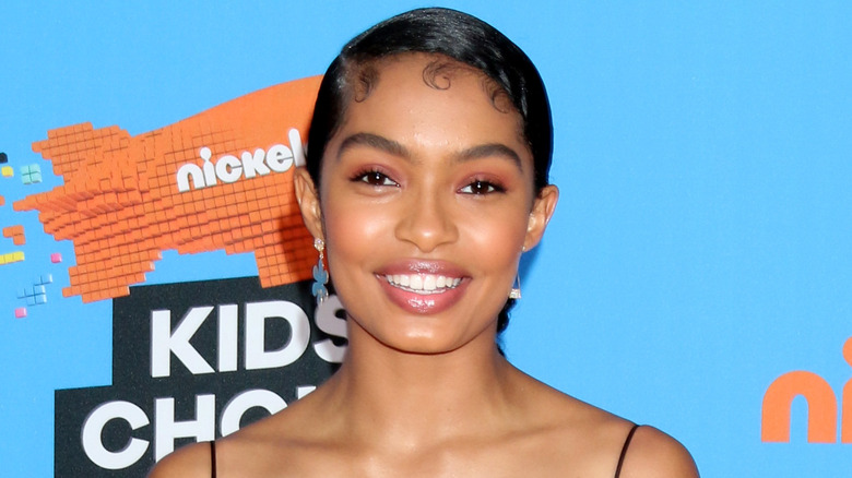 Yara Shahidi sourit