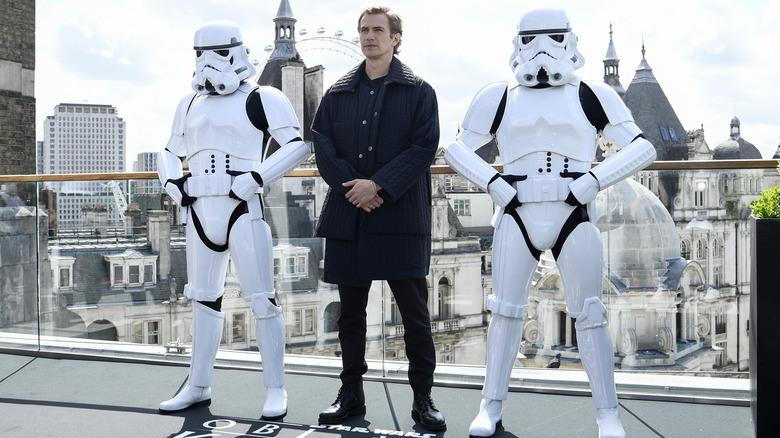 Hayden Christensen posant avec des troupes d'assaut