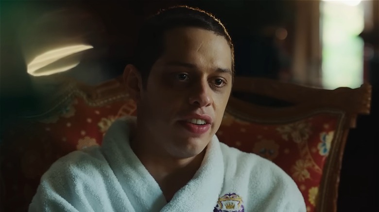 Pete Davidson en peignoir, assis