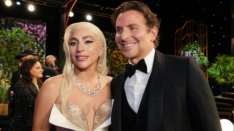 Bradley Cooper, Lady Gaga souriante