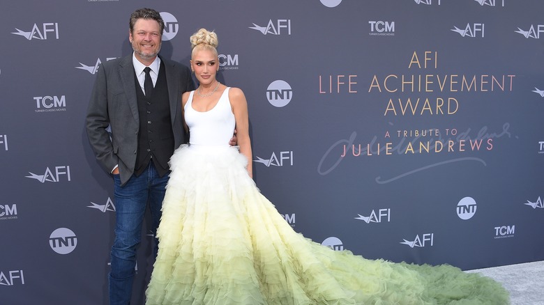 Gwen Stefani et Blake Shelton sur le tapis rouge