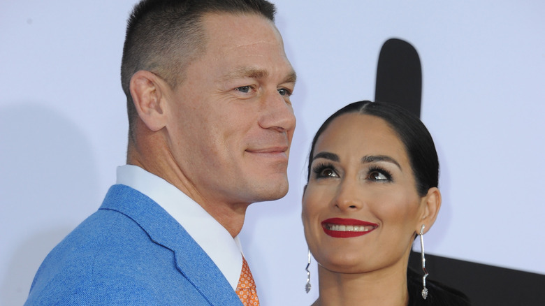 Nikki Bella regarde John Cena